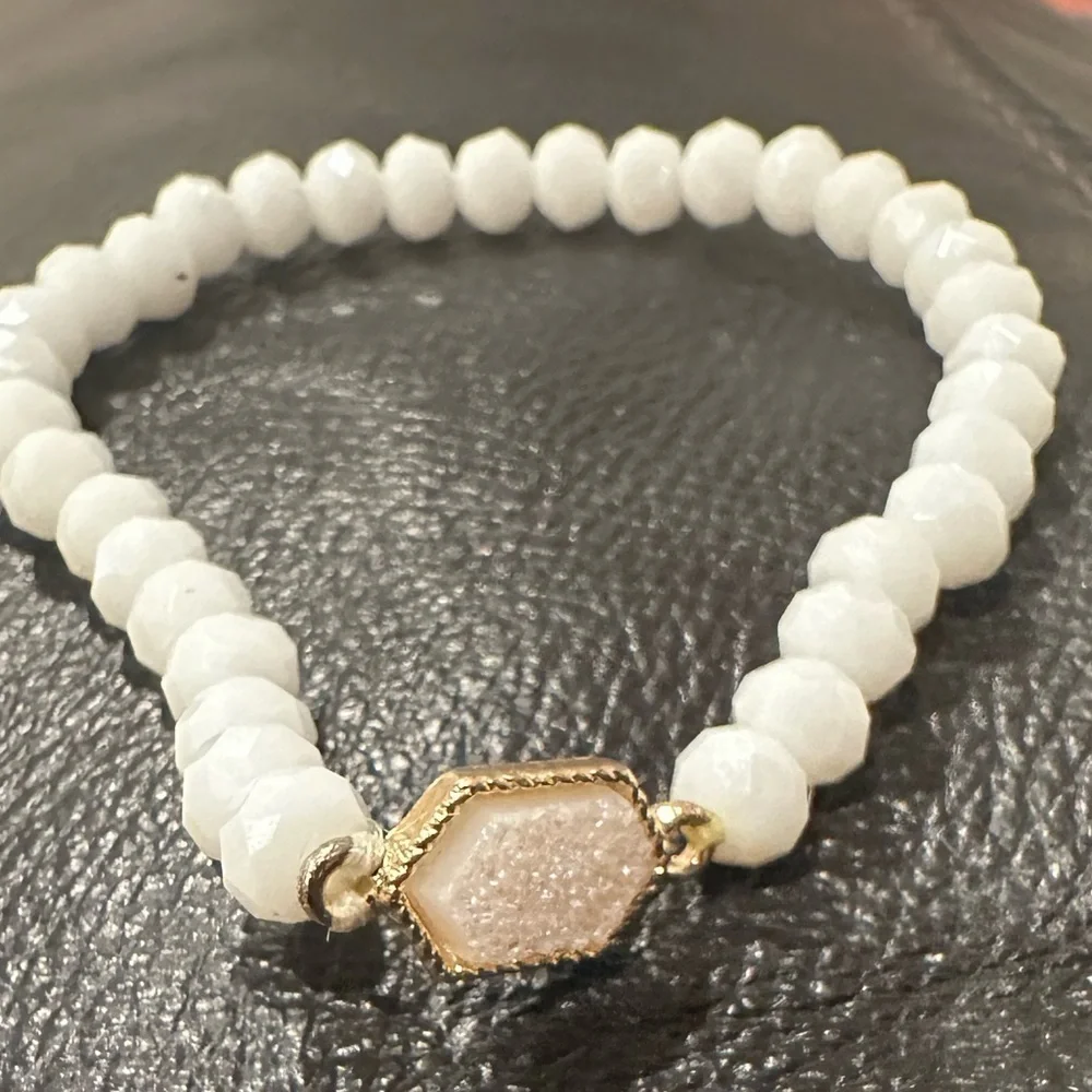 Chic White and Gold Beaded Bracelet